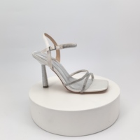 Sandales de luxe argentées à talons mi-hauts pour femmes, bout carré, chaussures de soirée, talons aiguilles en cristal pour mariage