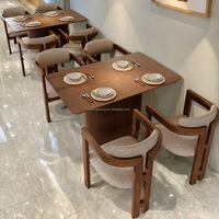 Canapé incurvé en bois massif avec coussin en tissu et ensemble table et chaises rondes en bois pour hôtel et resort moderne