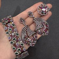 Ensemble de bijoux de banquet antique avec logo personnalisé, pavé dense, gemmes multicolores, prix de gros, directement de l'usine de bijoux