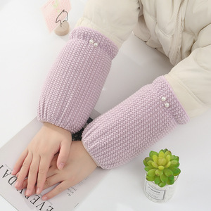 Protège-mains en peluche pour femmes, couleur rouge vin, avec détails en perles, couvre-bras chauds pour l'hiver - Product Image 3