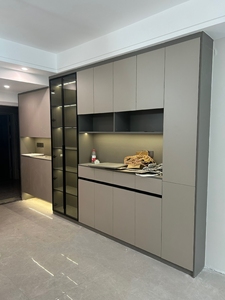 Armoire intégrée de luxe avec quincaillerie à fermeture amortie, résistante aux rayures et sans odeur. Optimisez l'espace d'angle. - Product Image 3