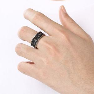 Anillo de Moda Unisex de Acero Inoxidable Pintado en Negro Vintage con Diseño de Sol, Luna, Estrella y Cruz para Mujeres y Hombres, Joyería de Mano Antideslustre - Product Image 4