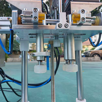 Machine à visser les bouchons de type petite table pour flacons de type pulvérisateur, flacons d'huile essentielle, flacons de boissons, flacons d'eau minérale