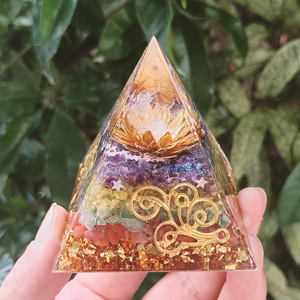 Pyramide en résine époxy avec galets de cristal, ornement de bureau, décoration d'aquarium, cadeau - Product Image 4