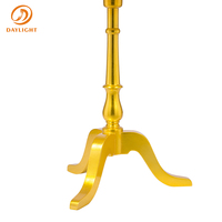 Table d'appoint de luxe dorée avec bord festonné, piétement ondulé en trépied, table d'appoint élégante pour hôtel, villa, projet, mobilier de salon