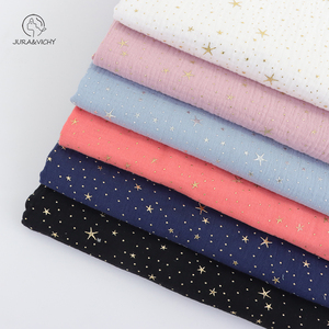 Vente en gros directe d'usine, tissu en mousseline de coton biologique 100% <span class=keywords><strong>double</strong></span> <span class=keywords><strong>gaze</strong></span>, tissé froissé, avec des étoiles en feuille d'or et d'argent pour garçons - Product Image 1