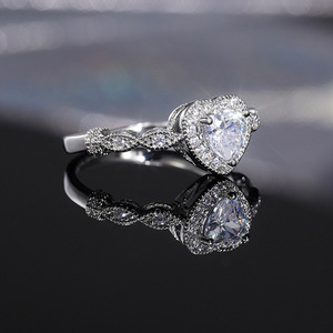Anello da donna con zirconi lucidi a forma di cuore, design unico ed elegante, perfetto per San Valentino, per feste quotidiane, gioiello da dito abbinabile a tutto, regalo - Product Image 2