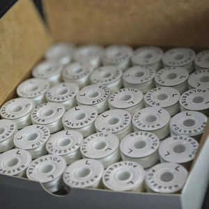 Bobines en polyester blanc de style 70D/2 \ "L \" de haute qualité pour Machines à coudre motif haute ténacité teint en gros - Product Image 1