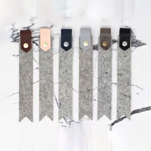 Marcapáginas Clásico de Fieltro con Cuero PU, Marcadores de Páginas de Estilo Retro, Regalos Únicos de Lectura para Amantes de los Libros - Product Image 1