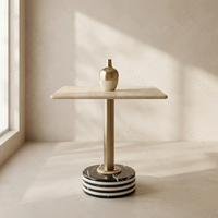 Table d'appoint carrée moderne en travertin beige avec base à piétement rayé et tige en laiton, table d'appoint de luxe pour salon et chambre à coucher