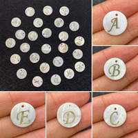 Pendentif en forme de pièce de monnaie gravée en or avec lettre de l'alphabet A-Z en nacre naturelle de 15 mm, idéal pour la fabrication de bijoux DIY, cadeau