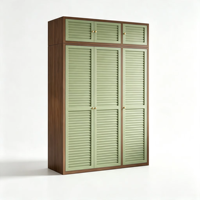 Armoire en acier spacieuse à trois compartiments avec portes à persiennes vert sauge mat et étagères espacées uniformément