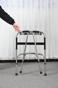 Leggero ausilio per la deambulazione pieghevole per anziani, telaio regolabile in altezza <span class=keywords><strong>con</strong></span> punte in gomma antiscivolo - Product Image 5