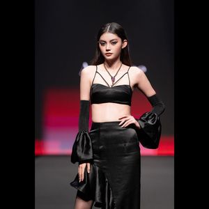 Maxi Standard Vietnam à volants Satin robe de sirène ODM taille naturelle conception asymétrique couleur noire nouvelles robes de soirée - Product Image 4