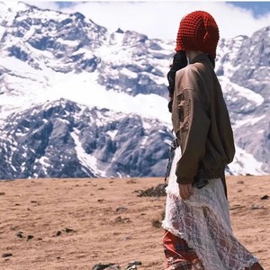 Bonnet tricoté pour femme avec pompons, chapeau chaud en laine pour les voyages et les activités de plein air, couleur unie rouge - Product Image 2