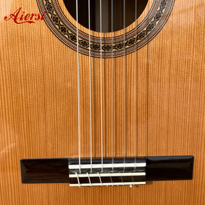 Aiersi precio de fábrica hecho a mano acabado brillante Cedro sólido superior guitarra clásica instrumento de cuerdas de nailon - Product Image 2