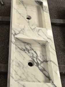 Top per Mobile Bagno in Marmo Bianco Arabescato YUANDA, Doppio Lavabo, Lucido o Levigato, 20mm 30mm, Dimensioni Personalizzabili, Fornitore per Progetti Alberghieri - Product Image 6