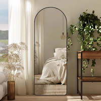 Miroir pleine longueur doré à cadre en aluminium, design capsule, sur pied, pour salon et chambre à coucher