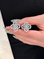 Boucles d'oreilles clous personnalisées en or blanc 18 carats, forme trèfle, avec halo de diamants de laboratoire, bijoux fins de luxe pour mariage