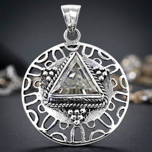 Colgante de Plata de Diseño Art Palace con Cristal Triangular y Dijes de Cristal Inspirados en Gemas - Product Image 3