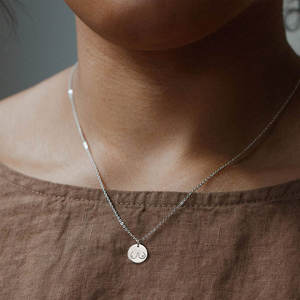 Collar con Colgante <span class=keywords><strong>de</strong></span> Disco Pequeño Personalizado con la Frase 'Feminista y Poderosa', Concientización sobre el Cáncer <span class=keywords><strong>de</strong></span> Mama, Joyería Simple <span class=keywords><strong>de</strong></span> Acero Inoxidable para <span class=keywords><strong>Lactancia</strong></span> - Product Image 6