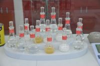Résine époxy liquide transparente de haute qualité Sinopec CYD-128/127/E-44 N° CAS 1675-54-3 Utilisée pour le revêtement