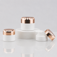 Pot cosmétique élégant et stylé, pot en verre pour crème cosmétique avec couvercle brillant électro-plaqué doré, emballage de soin de la peau fantaisie