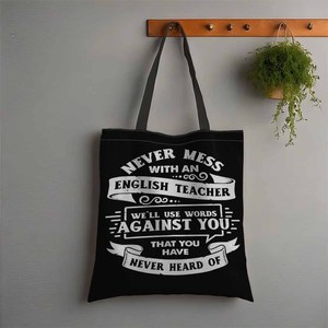 Bolsa de compras con estampado: "Advertencia para profesores de inglés: No te metas con nosotros. Lucharemos contra ti con palabras que <span class=keywords><strong>nunca</strong></span> hayas oído antes" - Product Image 5