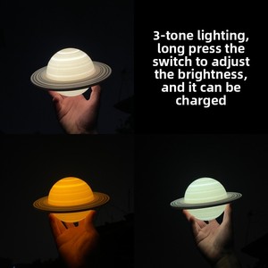 Lampada Pianeta Saturno LED con Luce Ambientale, Telecomando, Sensore Touch, Luce Notturna Cielo Stellato in Materiale ABS - Product Image 2