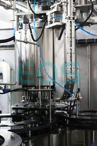 Machine de remplissage automatique professionnelle haute performance pour bouteilles en verre, technologie double évacuation, pour boissons et eau pure - Product Image 4