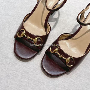 Zapatos de tacón alto Horsebit con punta cuadrada, de cuero vacuno marrón, tacón grueso, suela de cuero genuino italiano, sandalias retro elegantes y a la moda. - Product Image 4