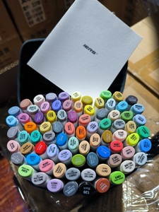 <span class=keywords><strong>Set</strong></span> di <span class=keywords><strong>Pennarelli</strong></span> Artistici <span class=keywords><strong>Professionali</strong></span> in Plastica di Alta Qualità con Punta Fine e a Scalpello, 200 Colori, Inchiostro a Base di Alcool Non Tossico - Product Image 3