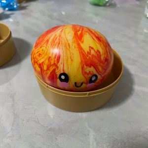 Al por mayor: Caja Sorpresa de Dumplings Squishy Adorables con Diseño Tie Dye, Bola de Apretar para Niños - Product Image 1