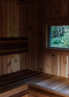 Cabane de sauna extérieure moderne en cèdre rouge avec poêle à vapeur sèche de 9 kW, extérieur foncé, grand verre, spa forestier