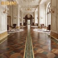 Hall d'entrée de villa de style italien somptueux, marbre vert incrusté de rayures de cuivre, parquet en marbre veiné, sol en bois.