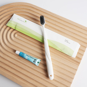 Juego de cepillo de dientes y pasta dental desechables para hotel, de plástico, con impresión de logotipo, para uso de huéspedes. - Product Image 3