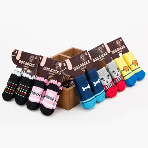 ถุงเท้าสุนัขหลากสีที่ใส่สบายกันลื่นปกป้องอุ้งเท้านุ่มสบายเส้นใยอะคริลิคถักอบอุ่นในหลายรูปแบบ - Product Image 1