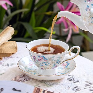 Tasse et soucoupe à café en porcelaine fine style pastoral - Bord doré, motif floral baies pour le thé de l'après-midi - Product Image 3