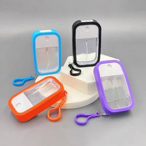 38ml 45ml rechargeable <span class=keywords><strong>vide</strong></span> <span class=keywords><strong>poche</strong></span> carte brouillard plat carré vaporisateur distributeur bouteille de parfum avec support en silicone et porte-<span class=keywords><strong>clés</strong></span> - Product Image 6