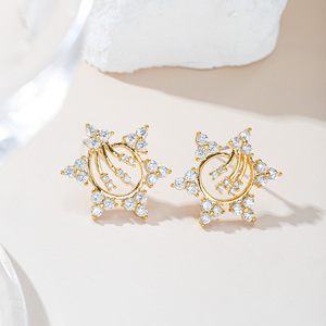 Boucles d'oreilles étoile de la chance en or 18 carats plaqué or, micro-pavé de zircon, bijoux célestes romantiques pour femmes - Product Image 3