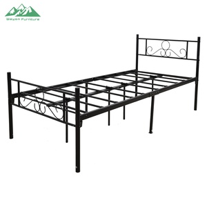 Lit double Wayon élégant en métal noir avec tête <span class=keywords><strong>de</strong></span> lit et pied <span class=keywords><strong>de</strong></span> lit ornés <span class=keywords><strong>de</strong></span> courbes pour mobilier <span class=keywords><strong>de</strong></span> chambre moderne - Product Image 1