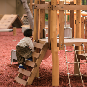 Ensemble d'équipements <span class=keywords><strong>de</strong></span> <span class=keywords><strong>jeux</strong></span> en bois d'extérieur pour enfants <span class=keywords><strong>avec</strong></span> structure d'escalade et toboggan pour parcs, écoles, jardins - Série Hut YY-FZ1007 - Product Image 2