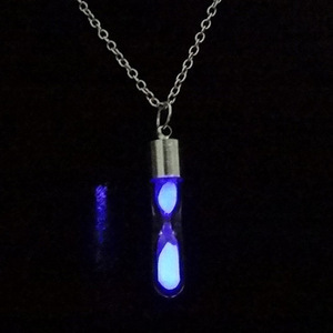 Pendentif bouteille à sable mouvant en cristal en forme de sablier, tendance, luminescent dans le noir, avec chaîne en alliage popcorn pour femmes - Product Image 5