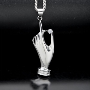 Vente en gros de bijoux délicats pour femmes, pendentifs en acier inoxydable doré avec zircon, accessoires pour les mains - Product Image 3