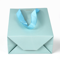 Sac de courses en papier ondulé personnalisé certifié FSC avec poignée découpée pour l'emballage cadeau de détail