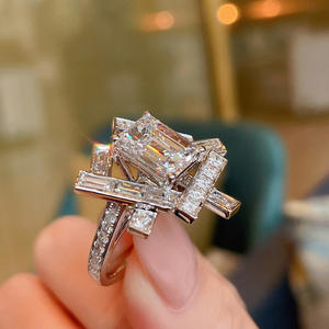 Q557 Anello da donna in oro bianco con diamante taglio smeraldo, colore D naturale, gioiello di fidanzamento - Product Image 3