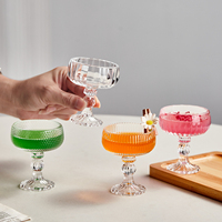 Service de table en verre gravé avec pot à bonbons, carafe à eau, gobelets à vin, bol et tasses pour les fêtes
