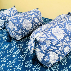 Bolsa de aseo azul acolchada de algodón puro hecha a mano en India, bolsa de maquillaje lavable, estampada a mano, juego de 3 piezas. - Product Image 1