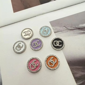 จี้และชาร์มโลหะผสมชุบทองแบบแบน DIY แบรนด์หรู สำหรับตกแต่งเคสโทรศัพท์มือถือ ดีไซน์เนอร์ ของตกแต่งแฟชั่น เครื่องประดับ - Product Image 2