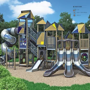สนามเด็กเล่นกลางแจ้งที่มีภาพนิ่งขนาดใหญ่และนักปีนเขาสำหรับสวนสาธารณะและฟาร์ม